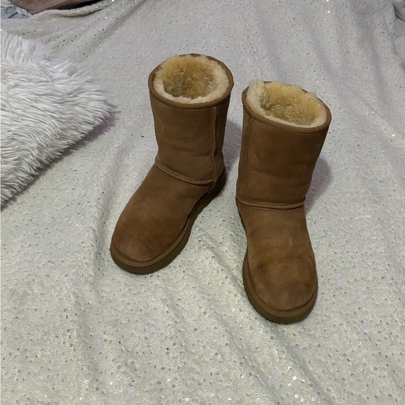 UGG Classic Short II - Picture 2 of 16